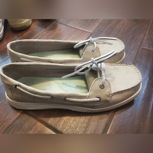 Beige Boat Shoes with Cream Laces Size 9 Womens Stylish Chic Look Elegan…